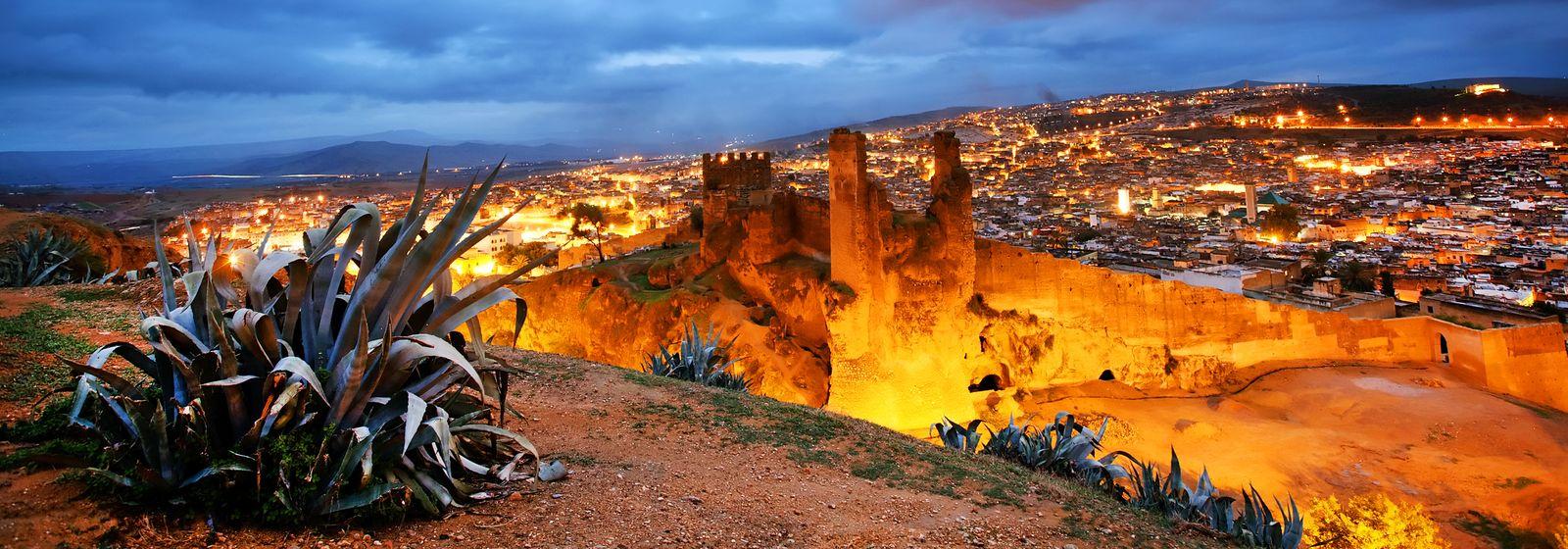 Las murallas de Fez de noche